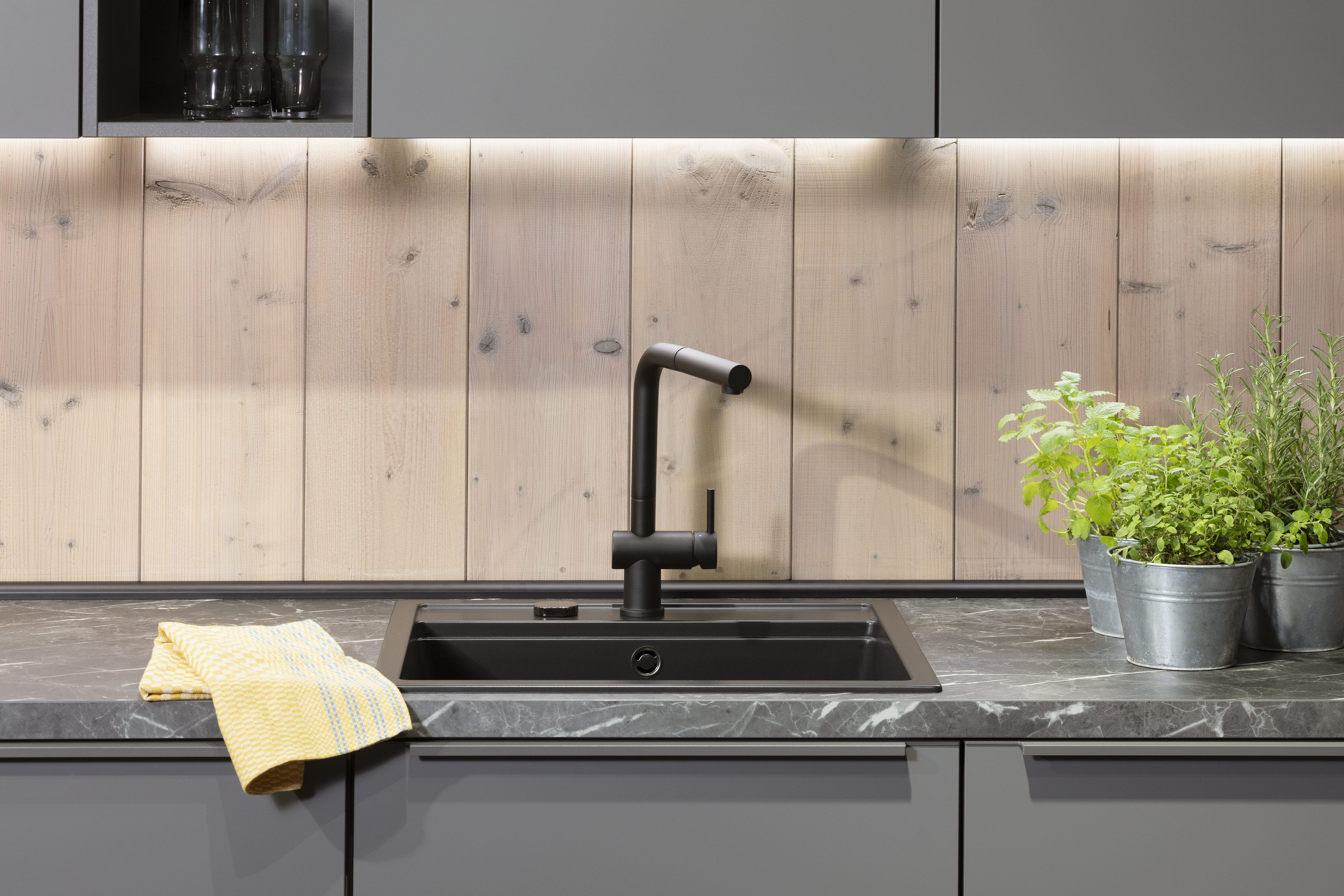 Nobilia Küche Schiefergrau Nischenrückwand Massivholz