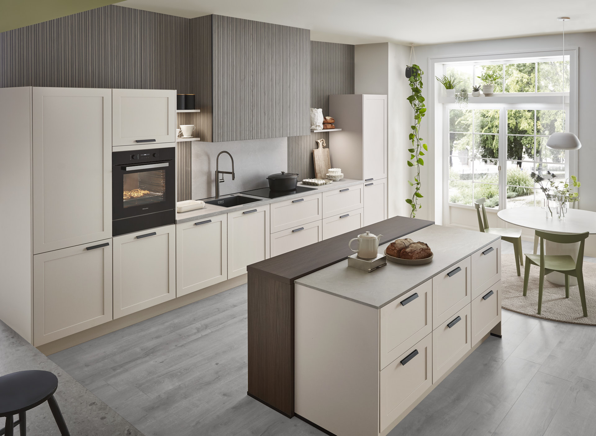 Gegenschuss, Mix aus Lack, Schiefernachbildung und Nussbaumnachbildung, Kücheninsel, Miele Induktionskochfeld, Nischenrückwand, Dunstabzugshaube, Miele Einbaubackofen, beleuchtete Oberschränke, Schubladen, offene Regalelemente