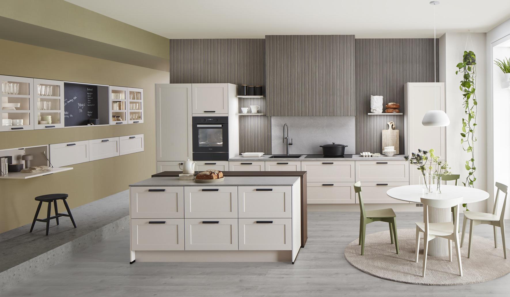 Hauptschuss, Mix aus Lack, Schiefernachbildung und Nussbaumnachbildung, Kücheninsel, Miele Induktionskochfeld, Nischenrückwand, Dunstabzugshaube, Miele Einbaubackofen, beleuchtete Oberschränke, Schubladen, offene Regalelemente