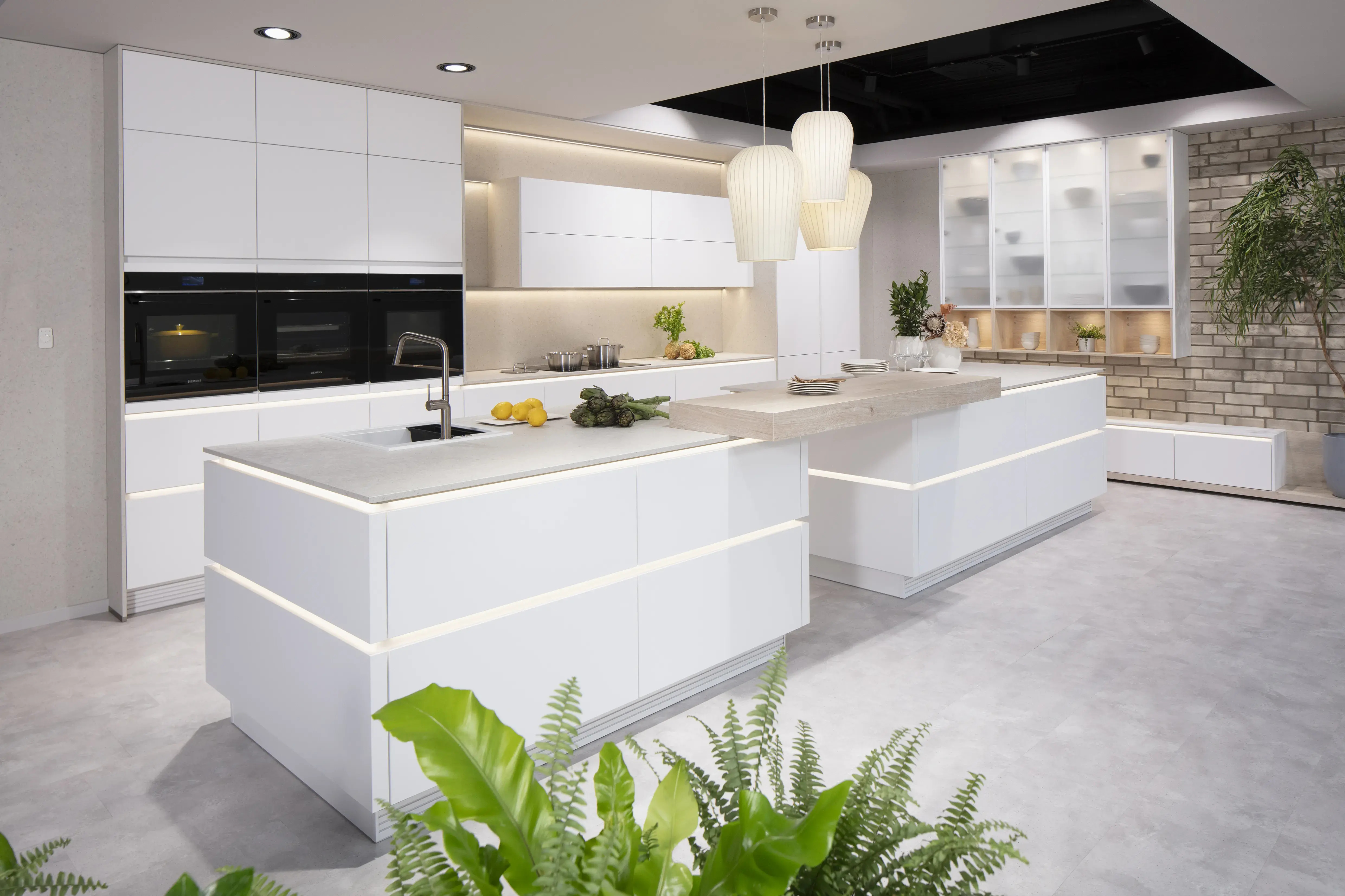 Nobilia Küche „Ganz in Weiß“ mit Thekenplatte