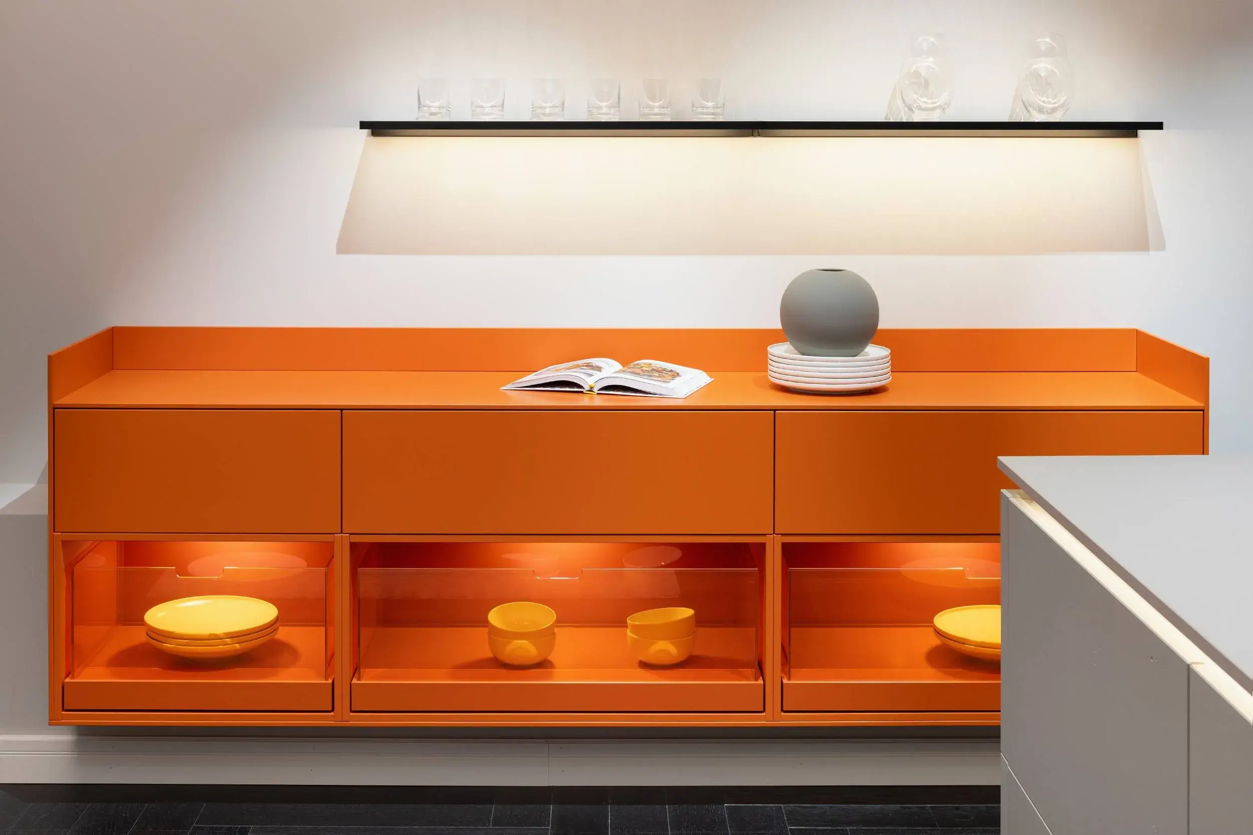 HÄCKER Systemat Betonküche mit Statement-Sideboard in orange - Detailansicht