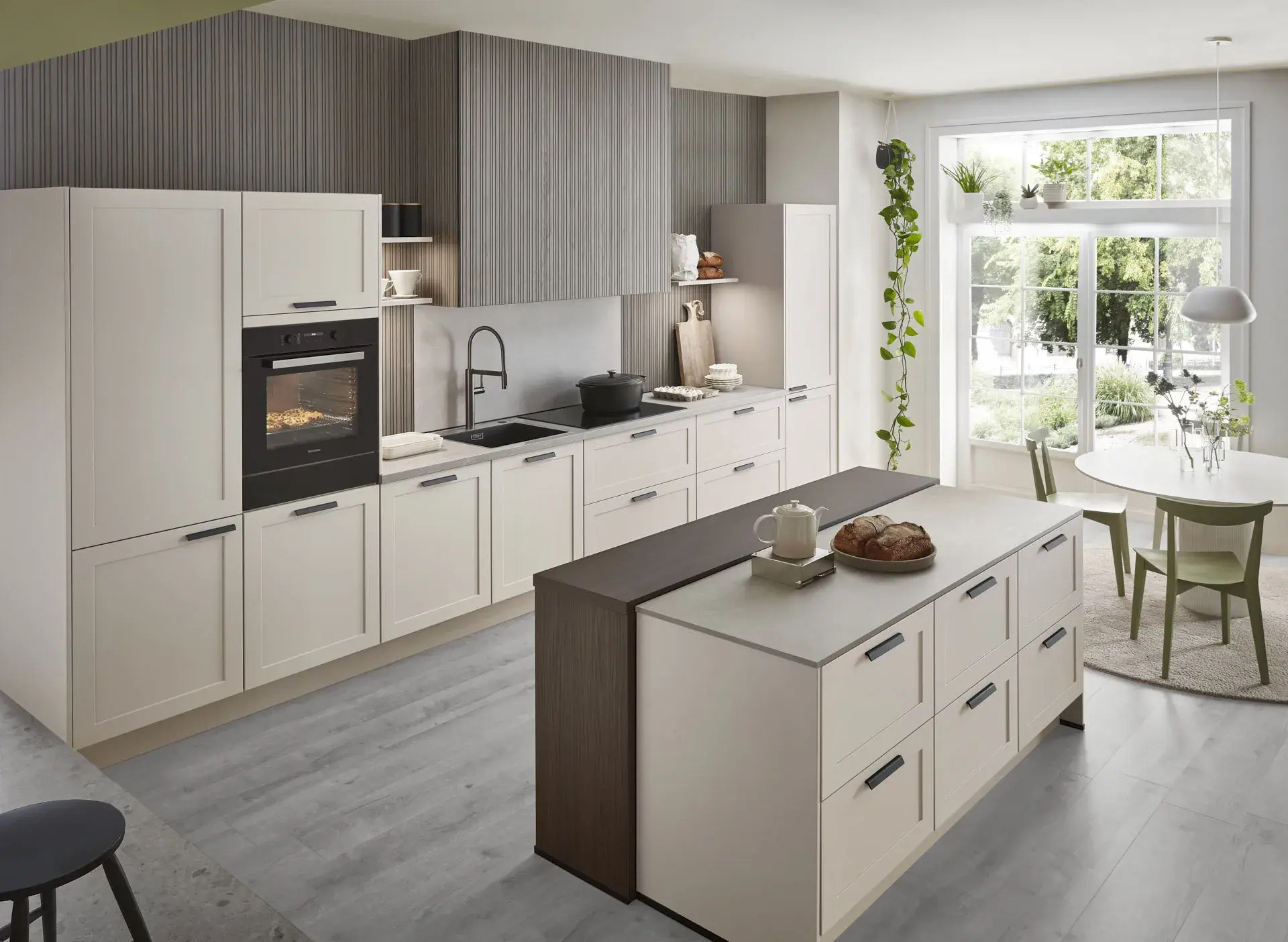 Gegenschuss, Mix aus Lack, Schiefernachbildung und Nussbaumnachbildung, Kücheninsel, Miele Induktionskochfeld, Nischenrückwand, Dunstabzugshaube, Miele Einbaubackofen, beleuchtete Oberschränke, Schubladen, offene Regalelemente
