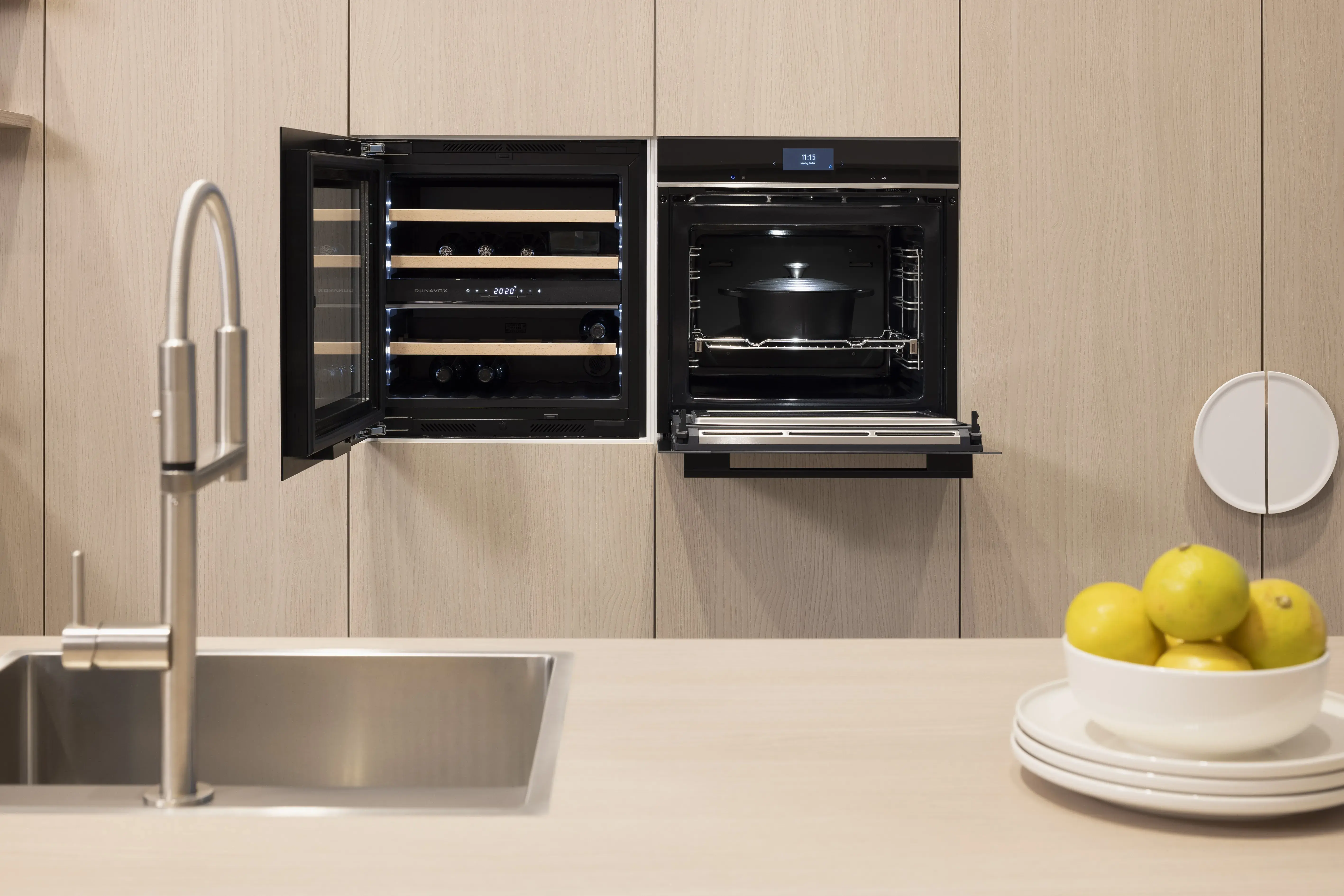 APL: Sandesche 25 mm Front: PLUS Weiß softmatt Front: neoLEAF Sandesche Korpus: Weiß Griff: PTO Geräte: Siemens, Kochfeld mit Abzug elica Armatur: Nobili Spüle: Reginox    Features: Skandinavisches Design, kompakte Wandlösung, Designgriff Weiß matt, Spüle flachbündig eingebaut, große L-Theke mit durchgängigem 60er-Raster, Wandkassetten in Frontmaterial Sandesche